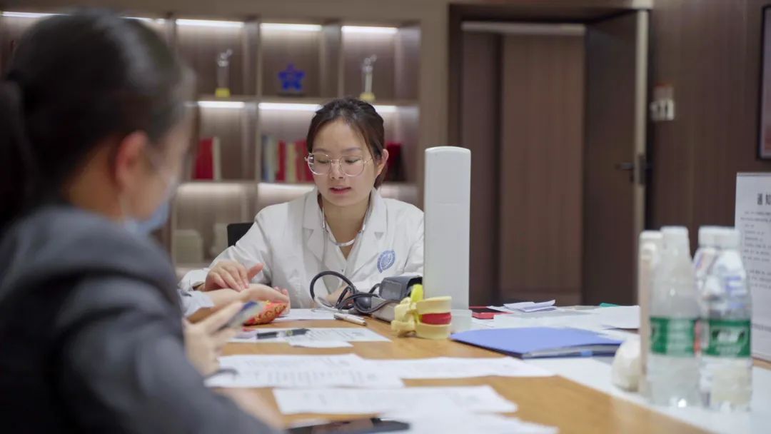 健康義診進(jìn)中庭，跟emo說(shuō)拜拜